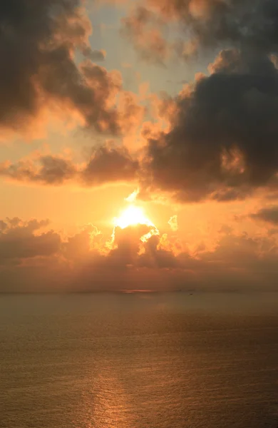 Η σκηνή ηλιοβασίλεμα πάνω από την θάλασσα — Φωτογραφία Αρχείου
