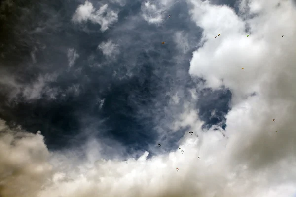 Fundo céu bonito com pára-quedista — Fotografia de Stock