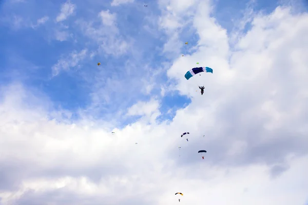 Schöner Himmelshintergrund mit Fallschirmspringer — Stockfoto