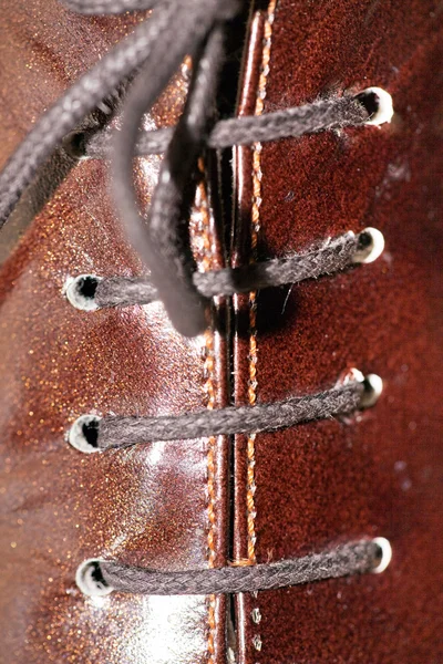 Обувь крупным планом с шнурками на коричневых сапогах — стоковое фото