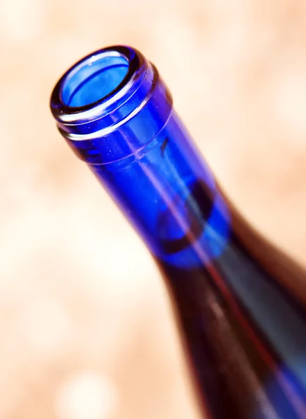 Blaue Flasche auf hellem Hintergrund — Stockfoto
