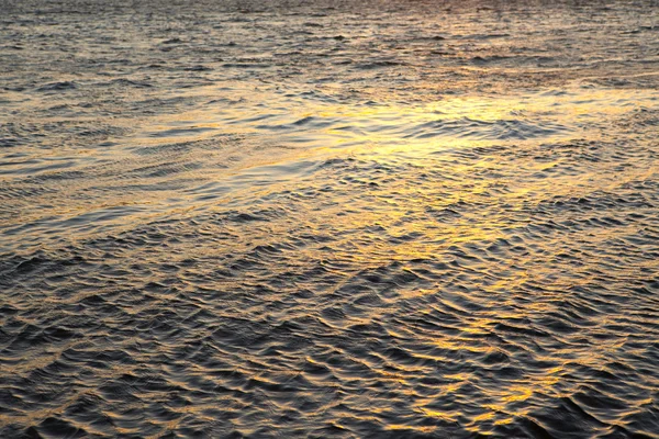 Закат воды из реки — стоковое фото