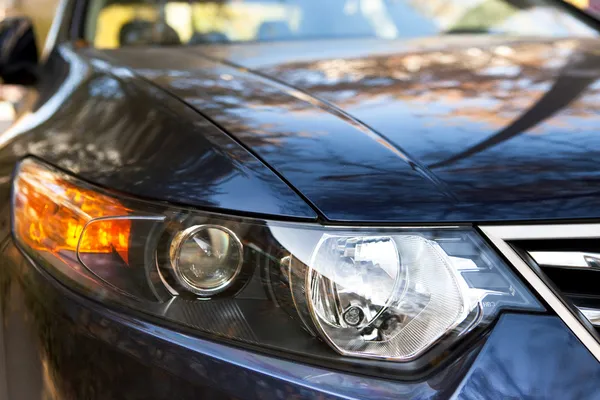 Agressief uitziende, auto koplamp close-up — Stockfoto