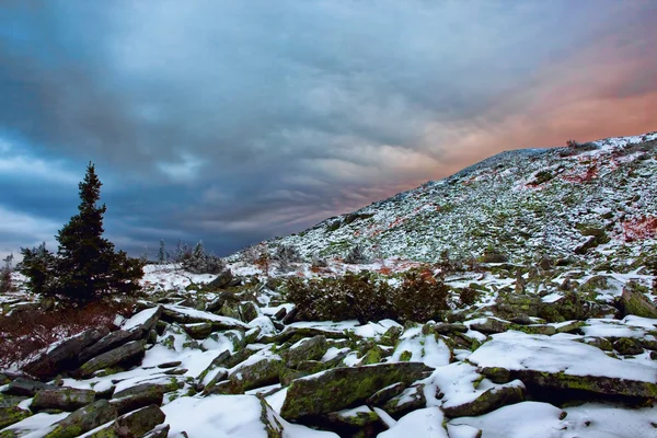 Güzel gökyüzü ile dağ sahne — Stok fotoğraf