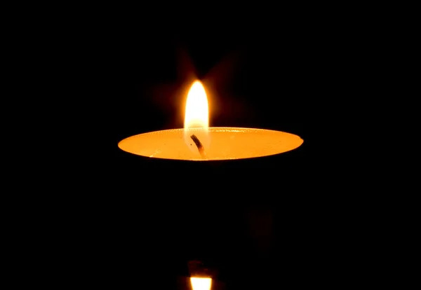 검은 배경에 고립 된 촛불 — 스톡 사진