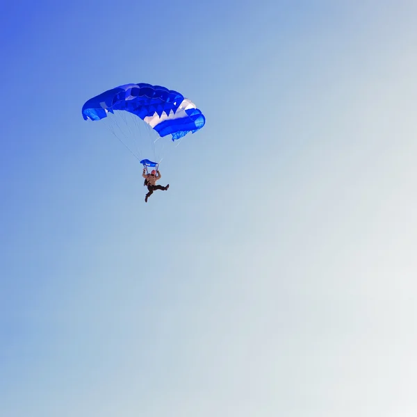 Fallschirmspringen — Stockfoto