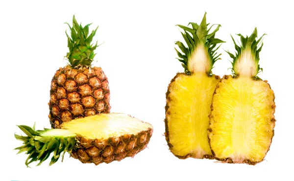Ananas geïsoleerd op witte achtergrond. — Stockfoto