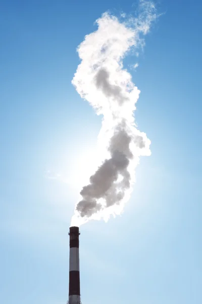 Tubi di fabbrica fumo e sole — Foto Stock