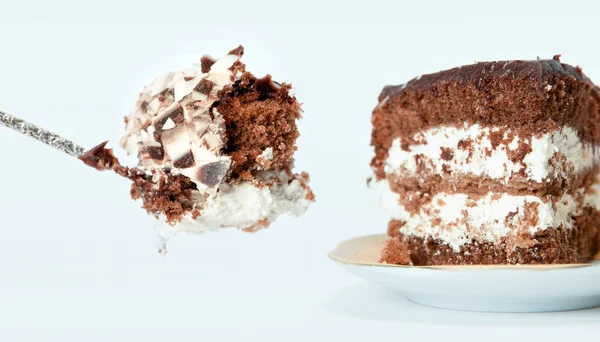 勺，一块巧克力蛋糕. — 图库照片