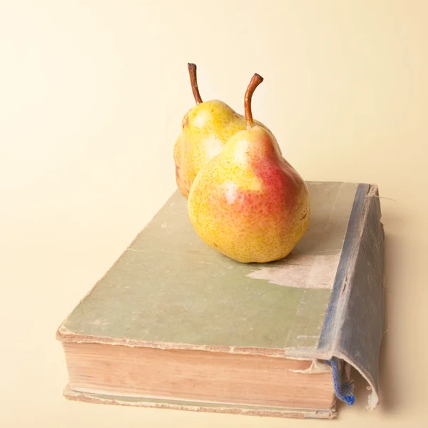梨と古い本 — ストック写真