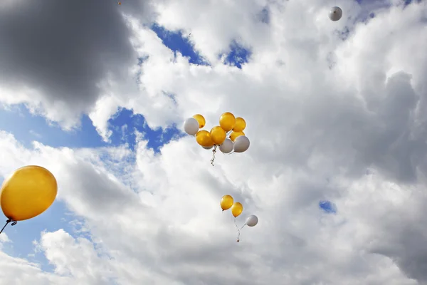 Gouden ballonnen vliegen in de lucht. — Stockfoto
