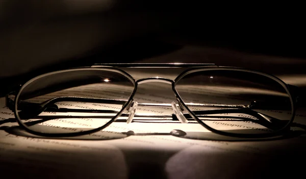 Glasögon på boken — Stockfoto
