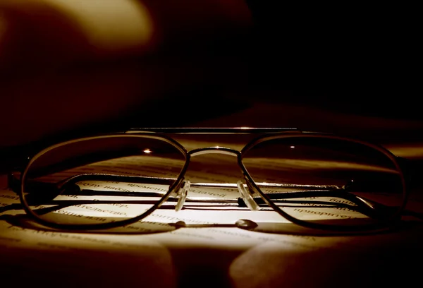A könyv a szemüvegek — Stock Fotó