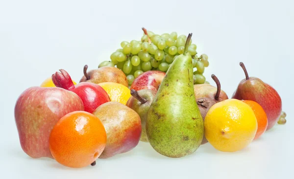 Свіжі овочі та фрукти ізольовані на білому тлі — стокове фото