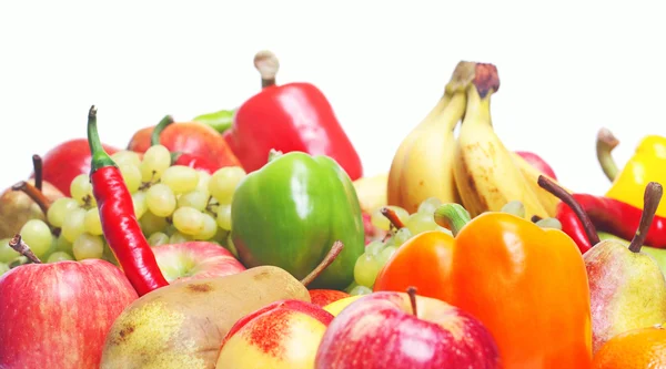 Свіжі овочі та фрукти ізольовані на білому тлі — стокове фото