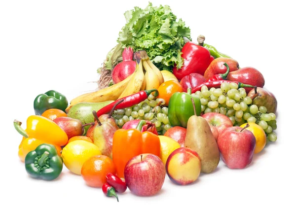Свежие овощи и фрукты изолированы на белом фоне — стоковое фото