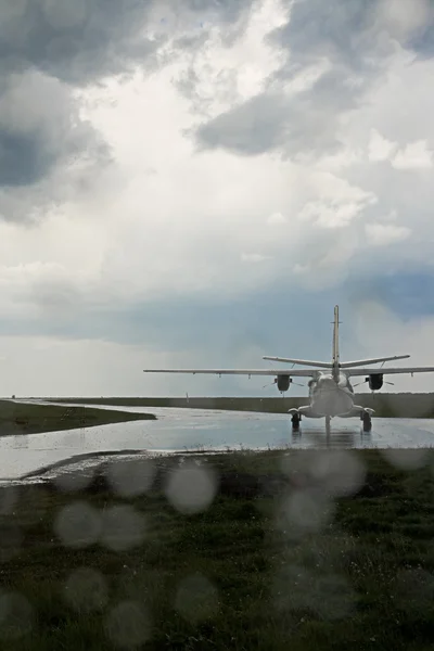Aeroplano a través de la ventana con gotas de agua — Foto de Stock