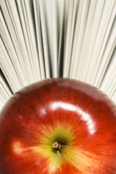 Książki i jabłko — Zdjęcie stockowe