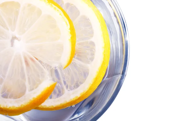 Gelas penuh dengan minuman dengan lemon — Stok Foto