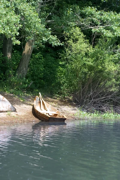 Boat on the river bank — Stock Photo, Image