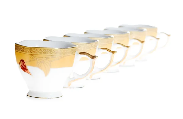 Koffie cups rij op wit — Stockfoto