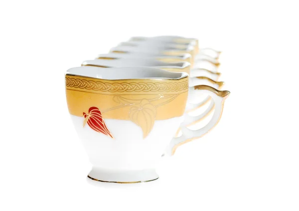 Koffie cups rij op wit — Stockfoto