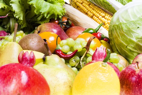 白色背景的新鲜蔬菜和水果 免版税图库图片