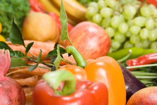 Frisches Gemüse und Obst isoliert auf weißem Hintergrund Stockfoto
