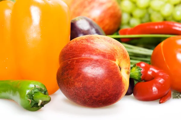 Fehér alapon izolált friss zöldségek és gyümölcsök Stock Kép