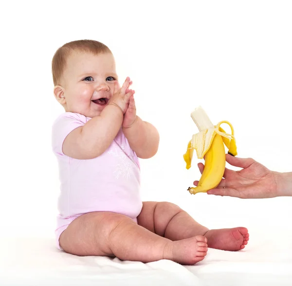 A menina alegre alegra-se a uma banana . — Fotografia de Stock