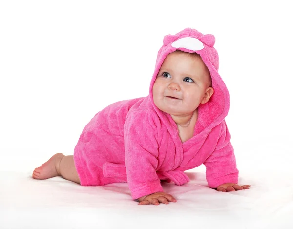 Radostné malá holčička v růžovém županu. — Stock fotografie