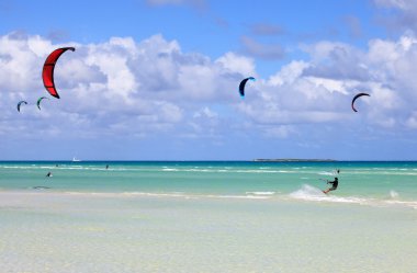 Kitesurfing Küba kıyıları. Cayo guillermo Atlantik oce içinde