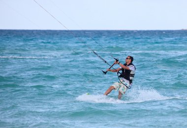 onun kiteboard kişini. Cayo guillermo Atlantik Okyanusu.