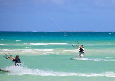 onun kiteboard kişini. Cayo guillermo Atlantik Okyanusu.