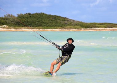 onun kiteboard kişini. Cayo guillermo Atlantik Okyanusu.