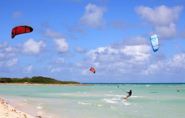 Kitesurfing Küba kıyıları. Cayo guillermo Atlantik oce içinde