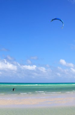 adam kiteboarding Küba kıyılarında yer.