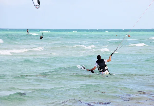 Man deltar i kiteboarding på Kubas kust. — Stockfoto