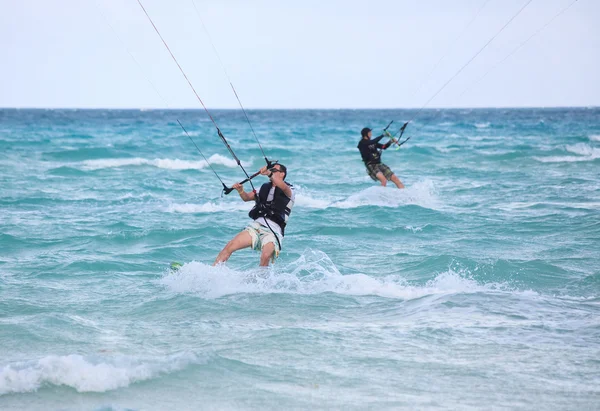 Mans montando seu kiteboard. Cayo Guillermo no Oceano Atlântico . — Fotografia de Stock