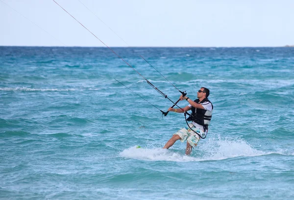 Hombre montando su kiteboard. Cayo Guillermo en Océano Atlántico . —  Fotos de Stock