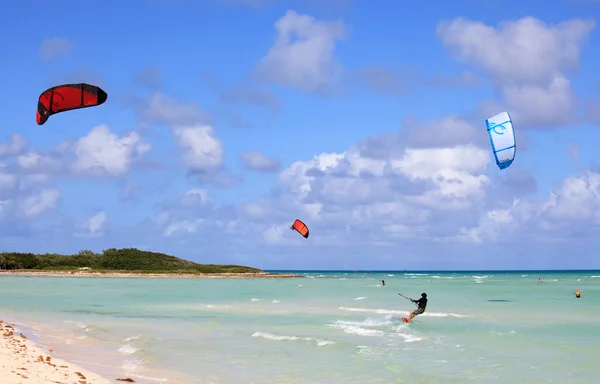 Kitesurfing on the coast of Cuba. Cayo Guillermo in Atlantic Oce — Stock Photo, Image