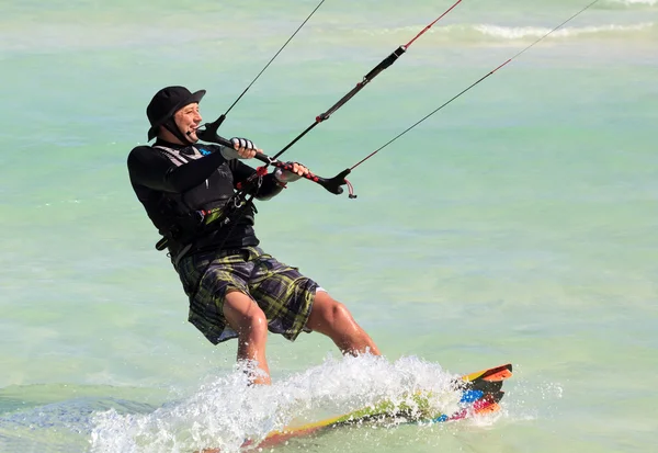 人骑他的 kiteboard。在大西洋吉列尔莫岛. — 图库照片