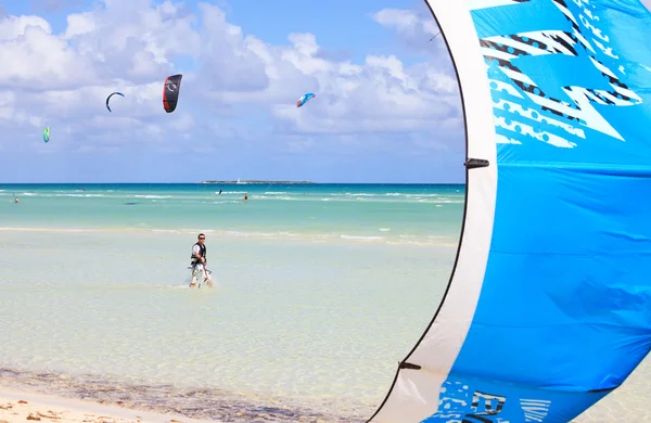 Man die betrokken zijn bij kiteboarding op de kust van cuba. — Stockfoto