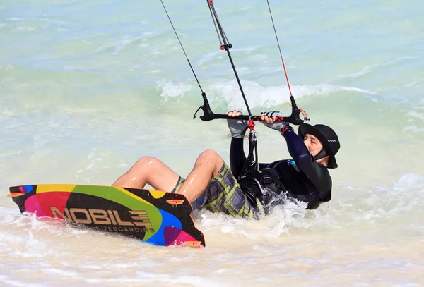Man involved in kiteboarding on the coast of Cuba. — Stock Photo, Image
