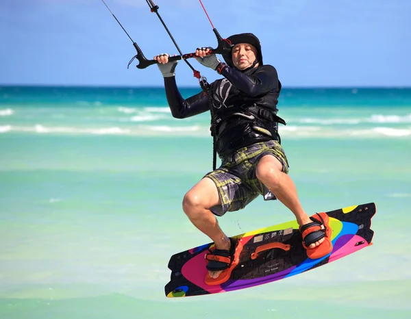 Un hombre en un vuelo sobre el agua. Kitesurf en la costa de Cuba . —  Fotos de Stock
