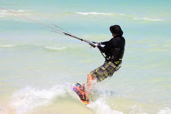 Homem montando seu kiteboard. Cayo Guillermo no Oceano Atlântico . — Fotografia de Stock