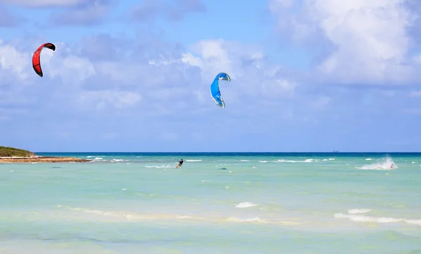 Kitesurfing on the coast of Cuba. Cayo Guillermo in Atlantic Oce — Stock Photo, Image