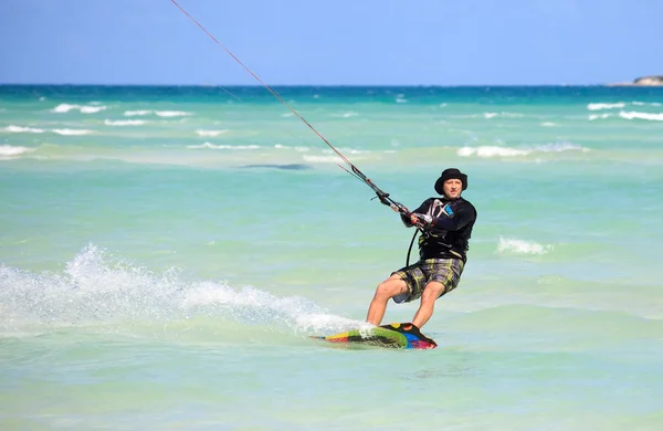 人骑他的 kiteboard。在大西洋吉列尔莫岛. — 图库照片