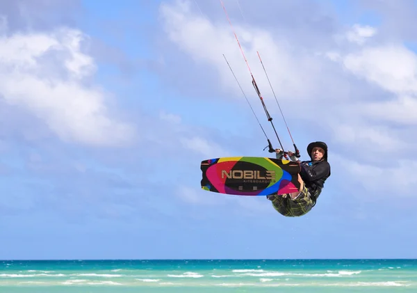Man in a flight over water. Kitesurfing on the coast of Cuba. — Stock Photo, Image