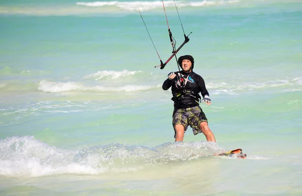 Man deltar i kiteboarding på Kubas kust. — Stockfoto